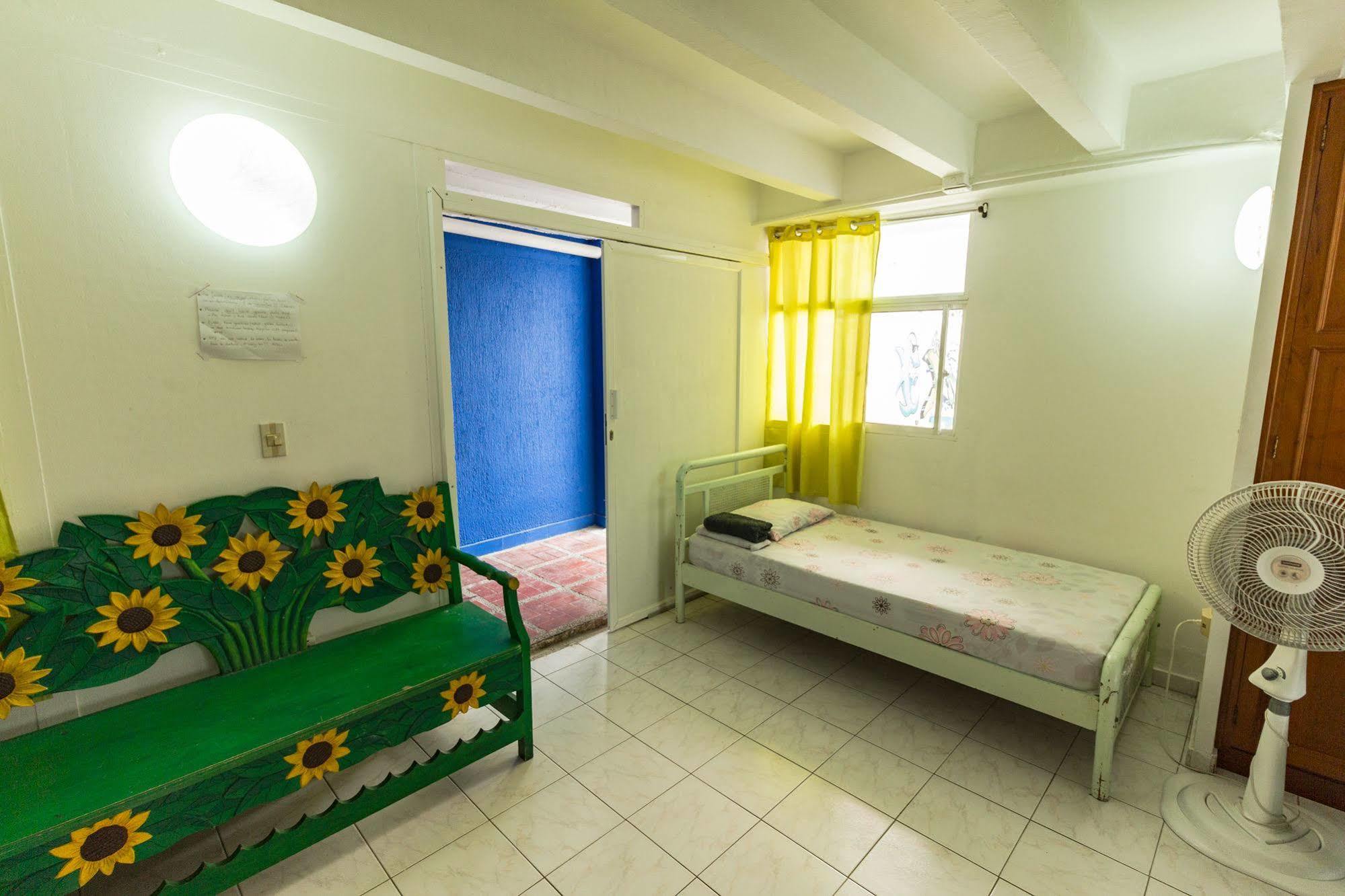 Blue Almond Hostel - San Andres Экстерьер фото